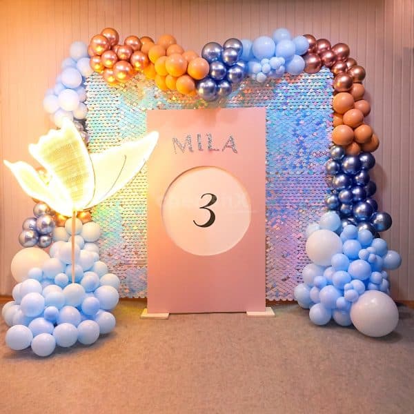 Shimmer Wall with Balloons Decoration