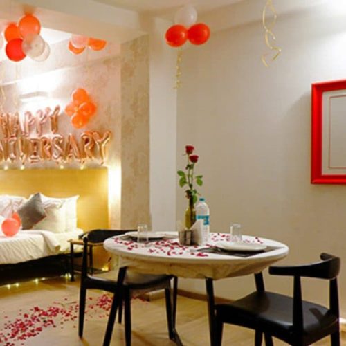 25 Simple candle light dinner setup at home with candles, rose petals, and elegant table decor for a romantic evening